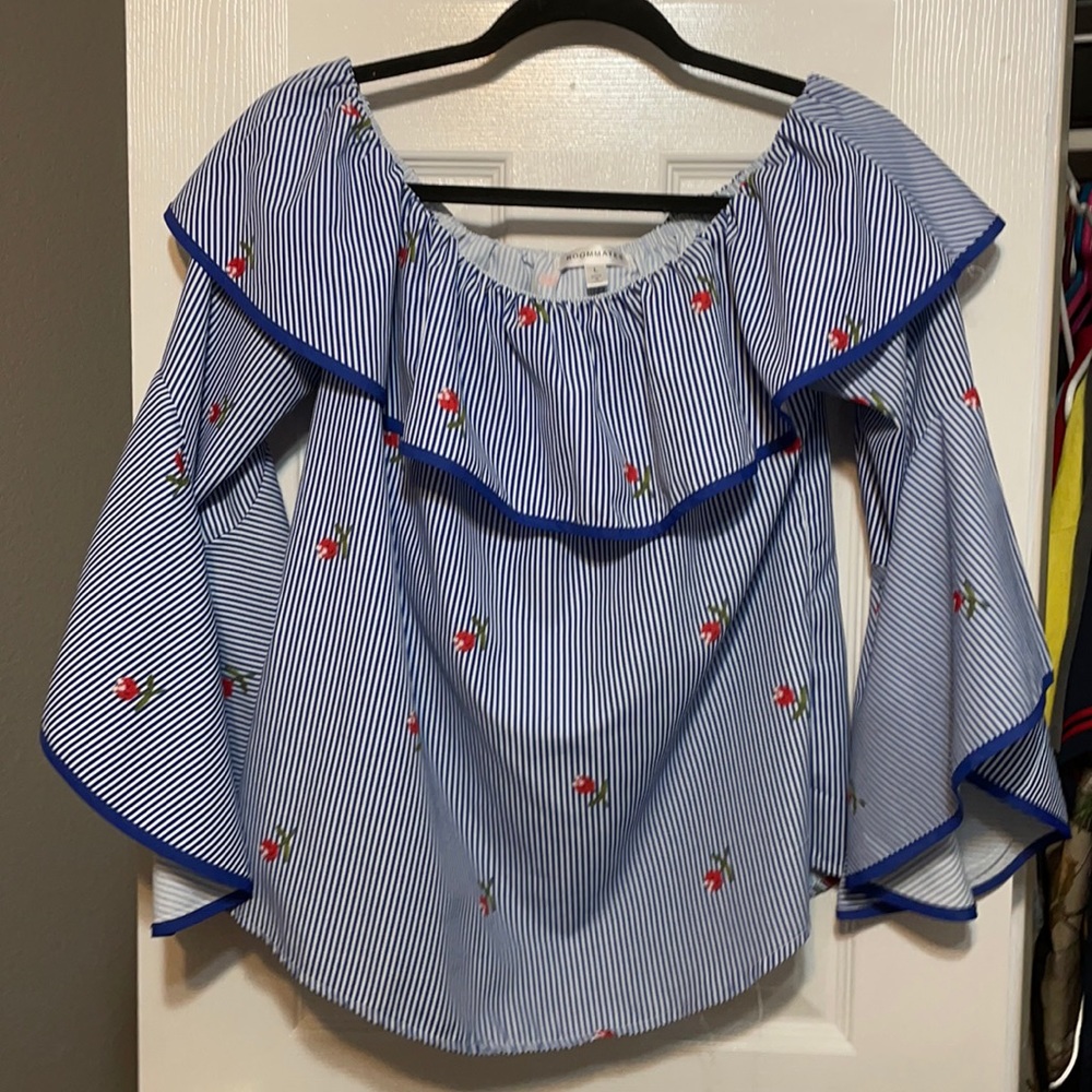 Blouse off the shoulders
